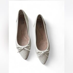 Clarks Women's Cream Perforated Flats Size 6